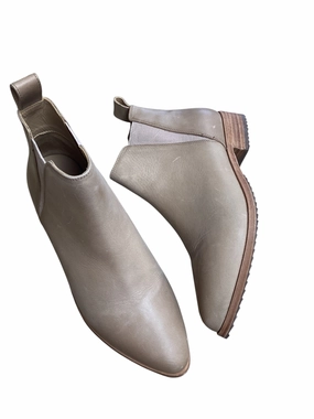 Boots Ankle Flats By Clothes Mentor In Tan, Size: 8.5
