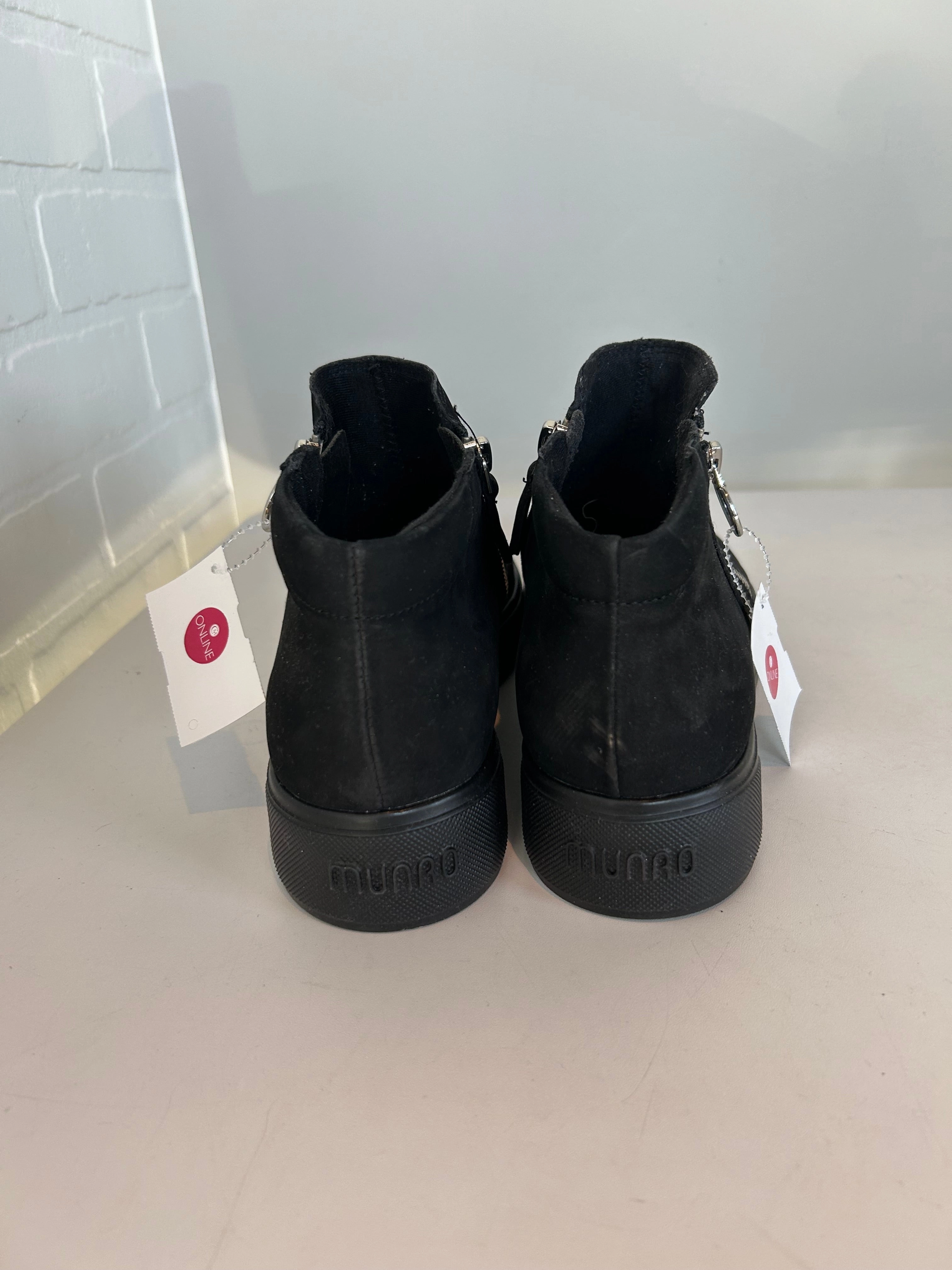 Boots Ankle Flats By Munro In Black, Size: 9