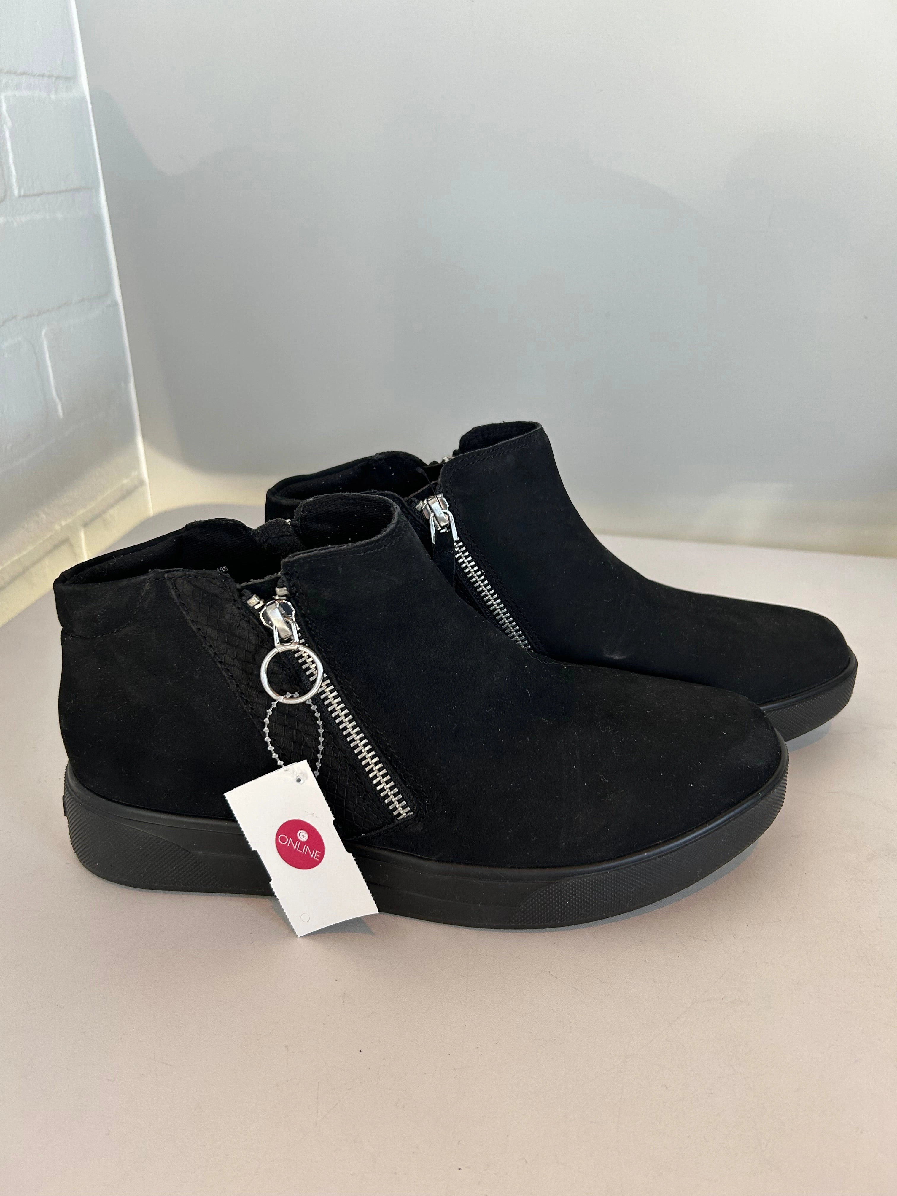Boots Ankle Flats By Munro In Black, Size: 9