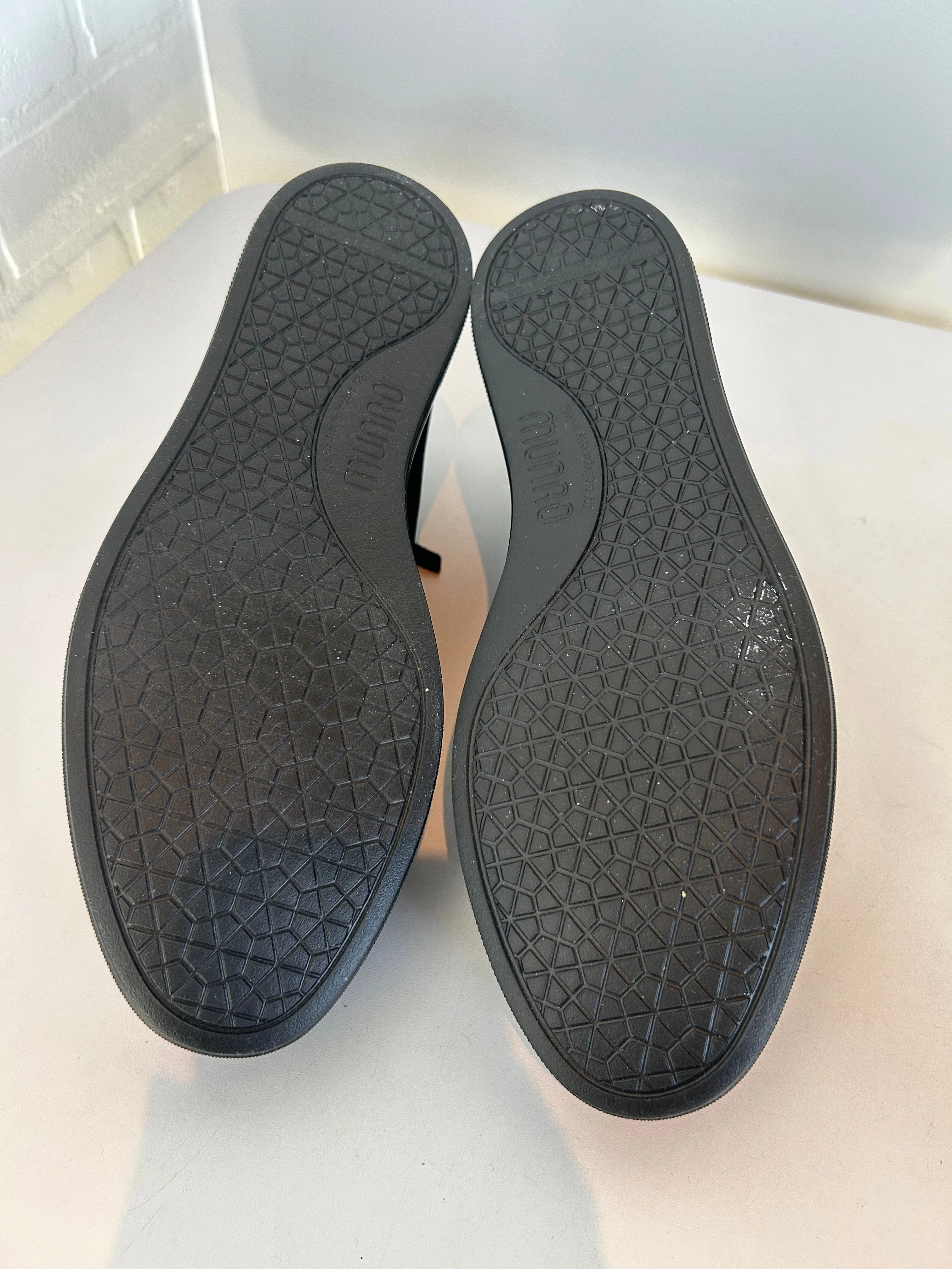 Boots Ankle Flats By Munro In Black, Size: 9