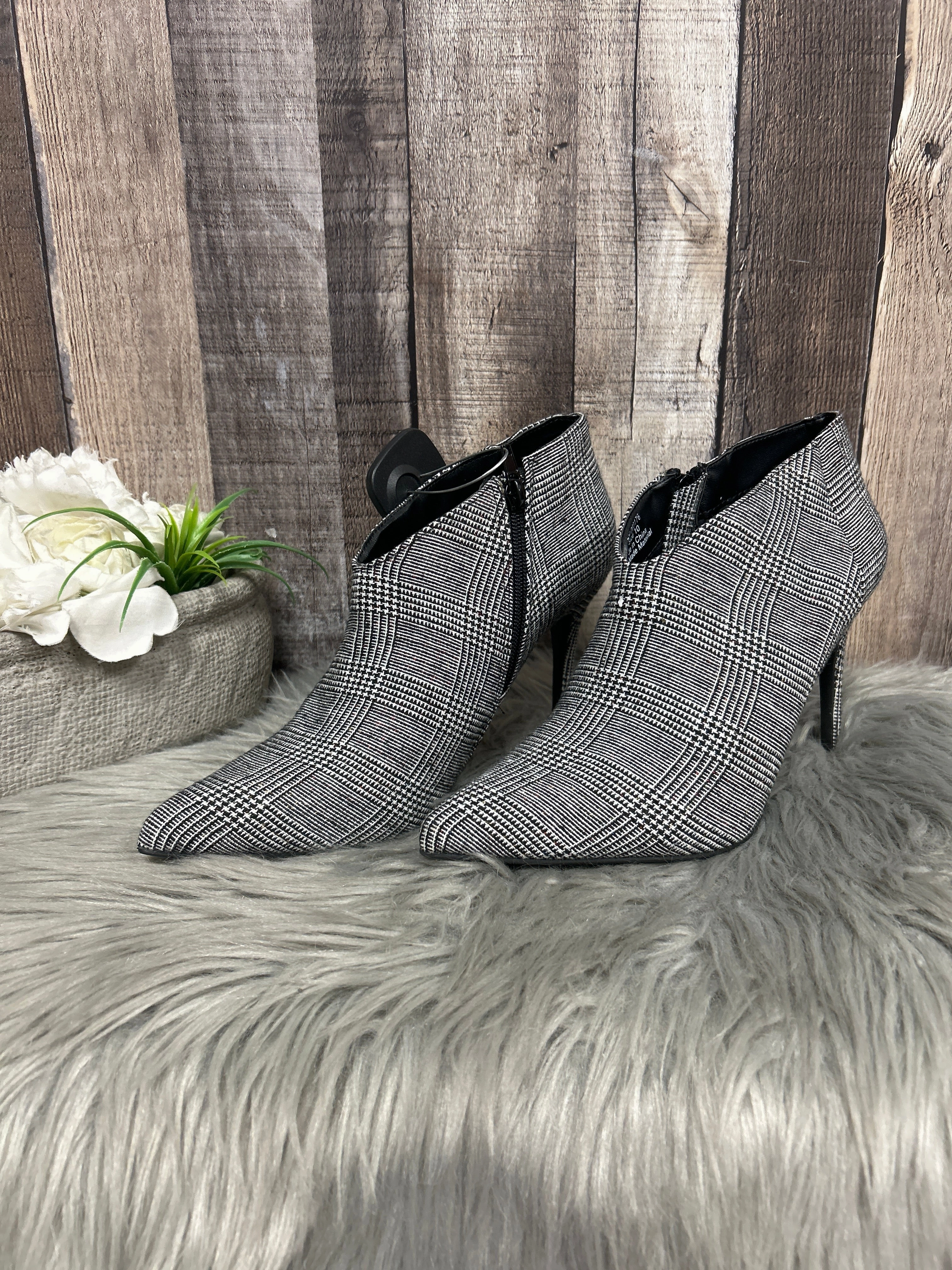 Boots Ankle Heels By Cmf In Black & White, Size: 10