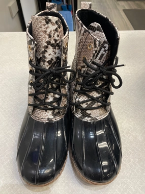 Boots Snow By Clothes Mentor In Snakeskin Print, Size: 8.5