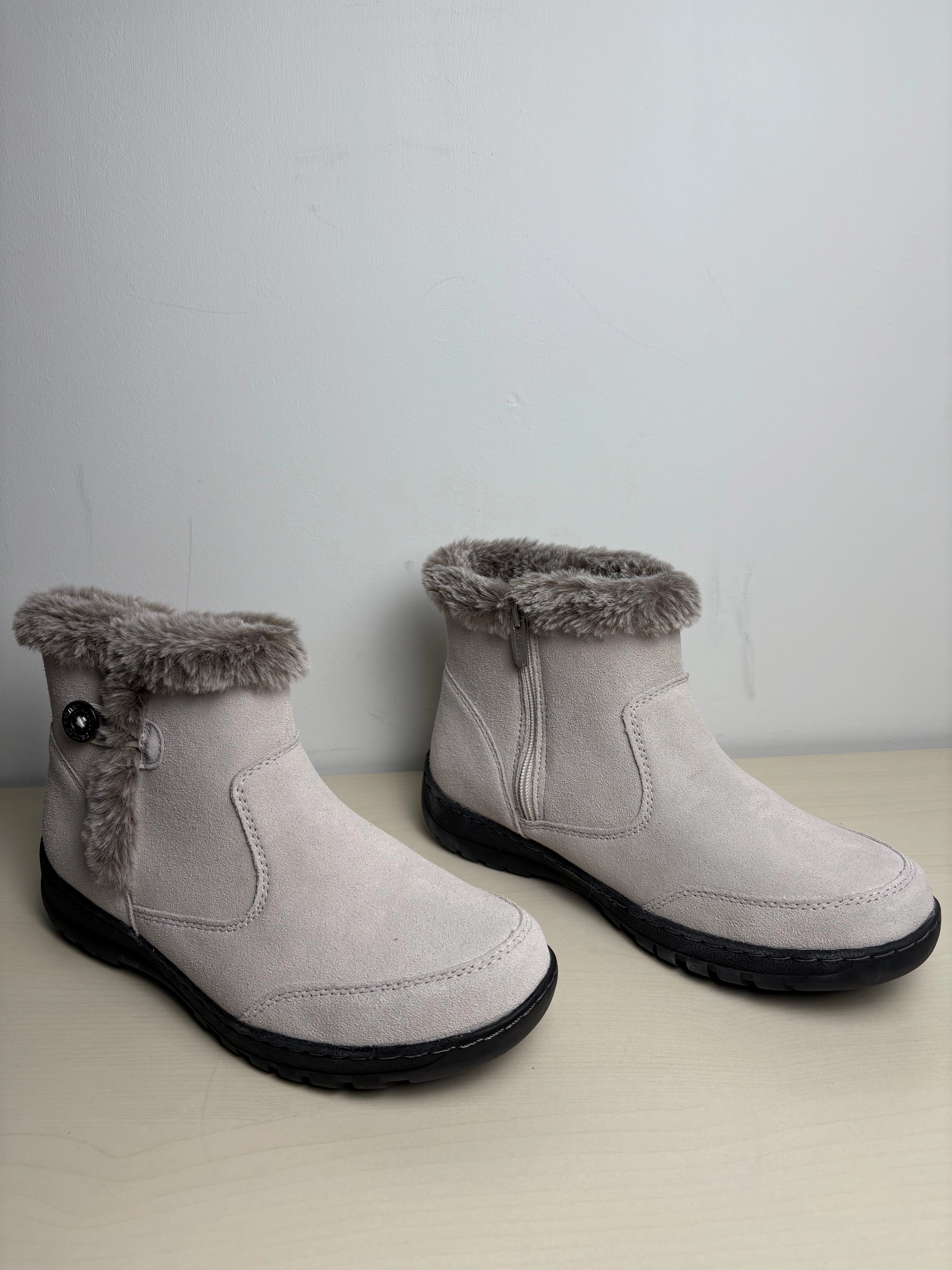 Boots Snow By Khombu In Taupe, Size: 10