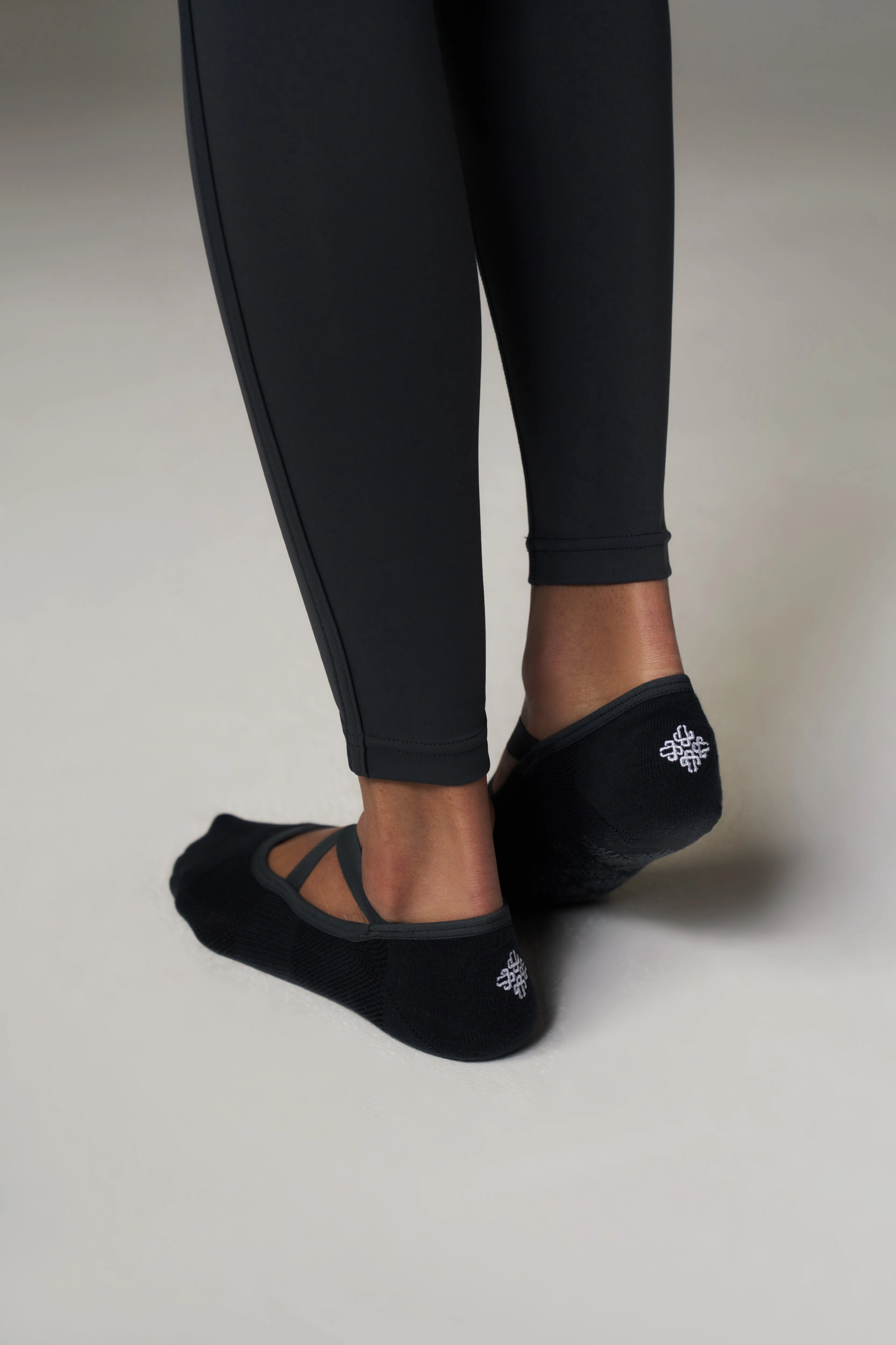EMBLEM BARRE GRIP SOCKS - MIDNIGHT GREY