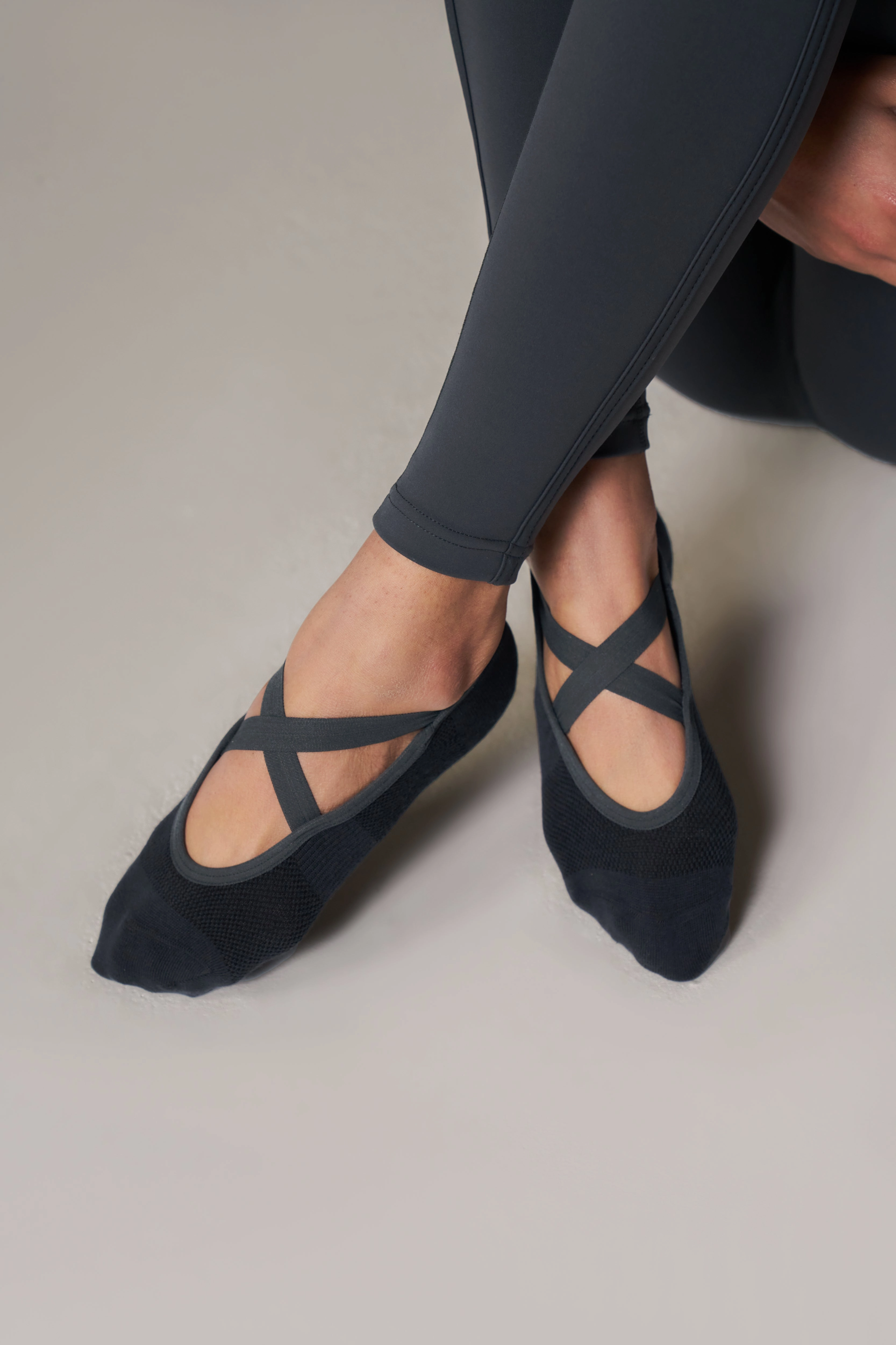 EMBLEM BARRE GRIP SOCKS - MIDNIGHT GREY