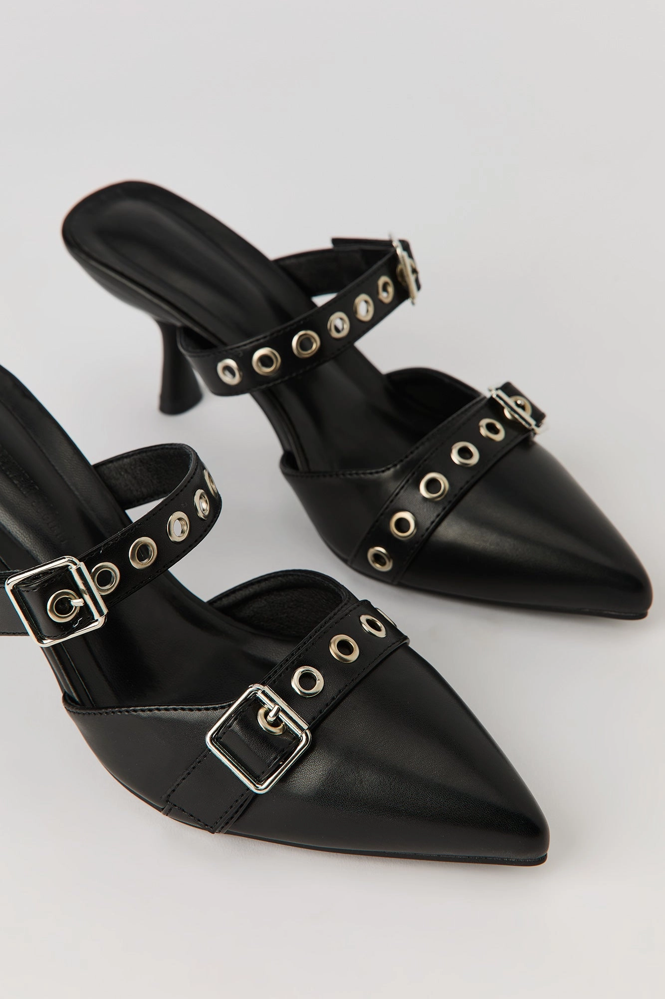 Mules à bout pointu avec boucle