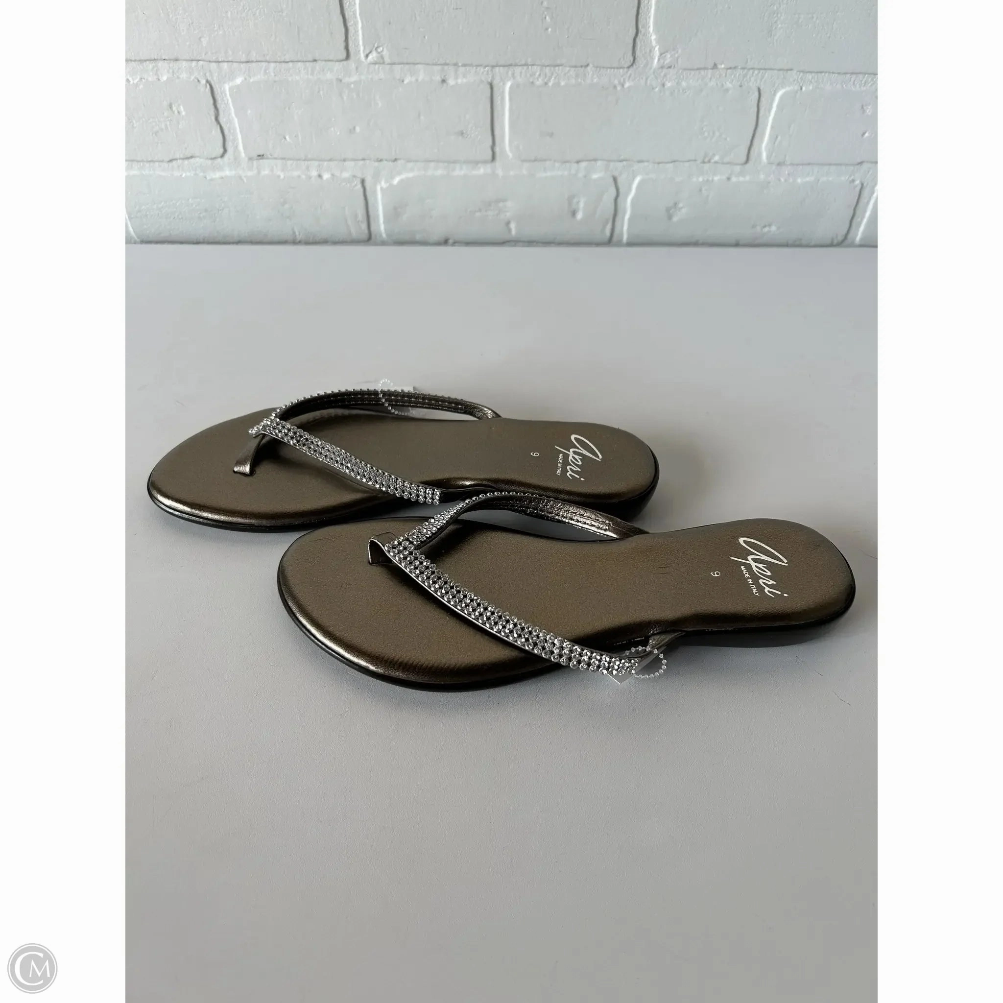 Sandals Flip Flops By  APRI  In Gold, Size: 9