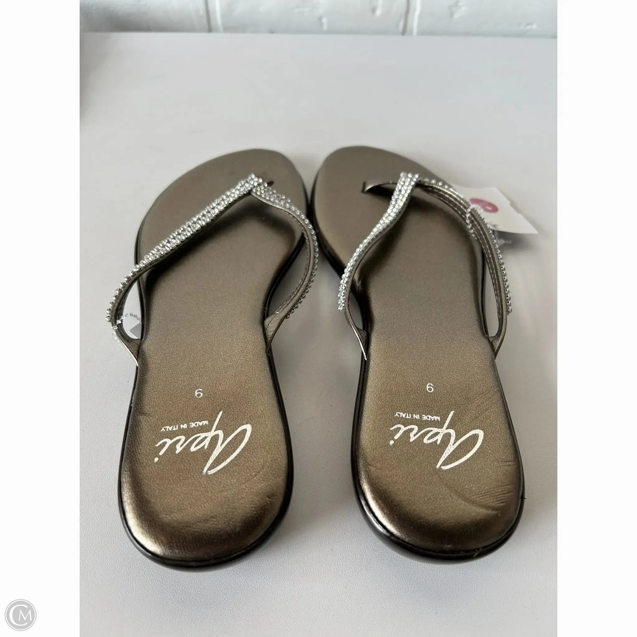 Sandals Flip Flops By  APRI  In Gold, Size: 9