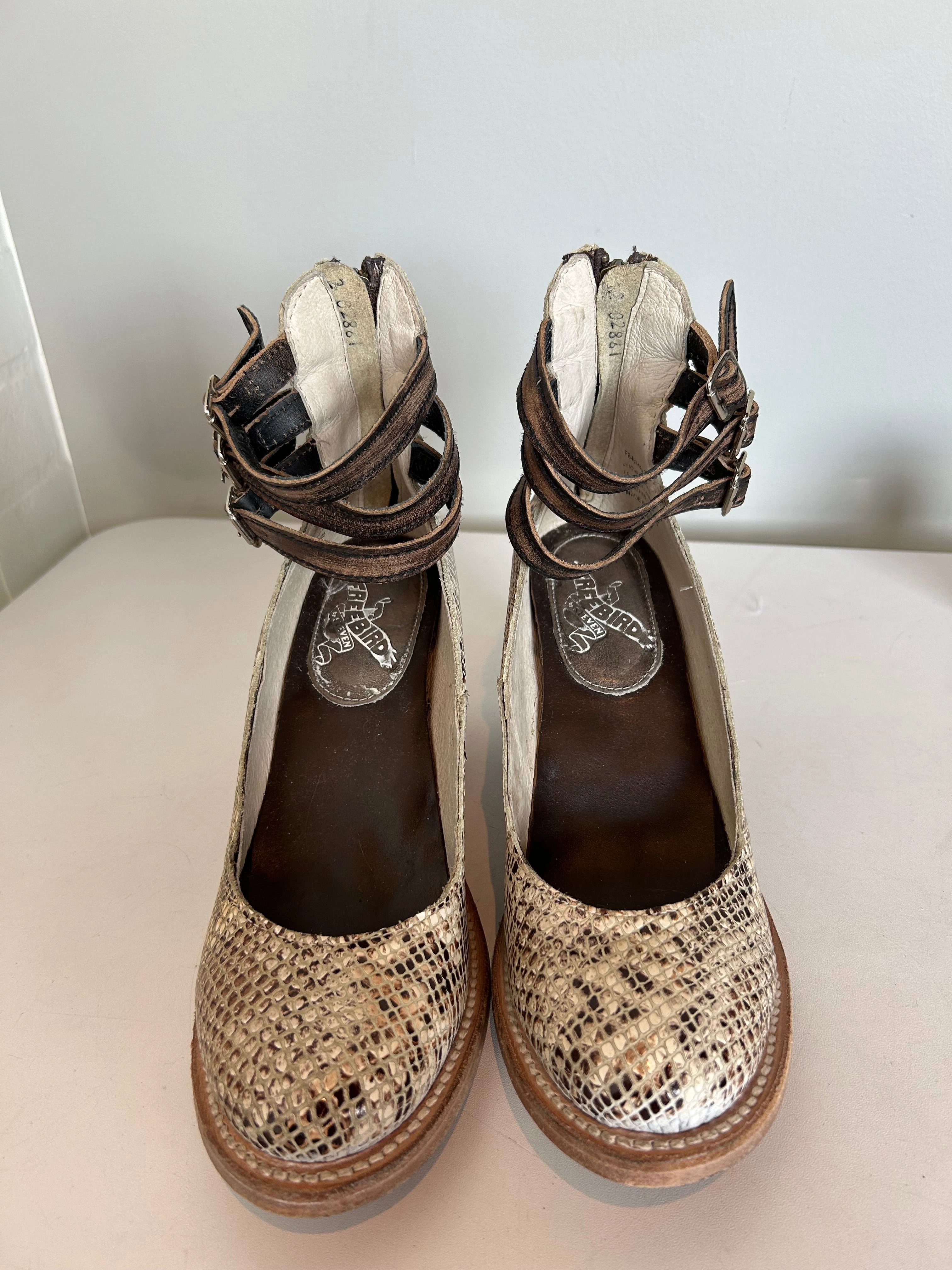 Shoes Heels Block By Freebird In Brown & Cream, Size: 7