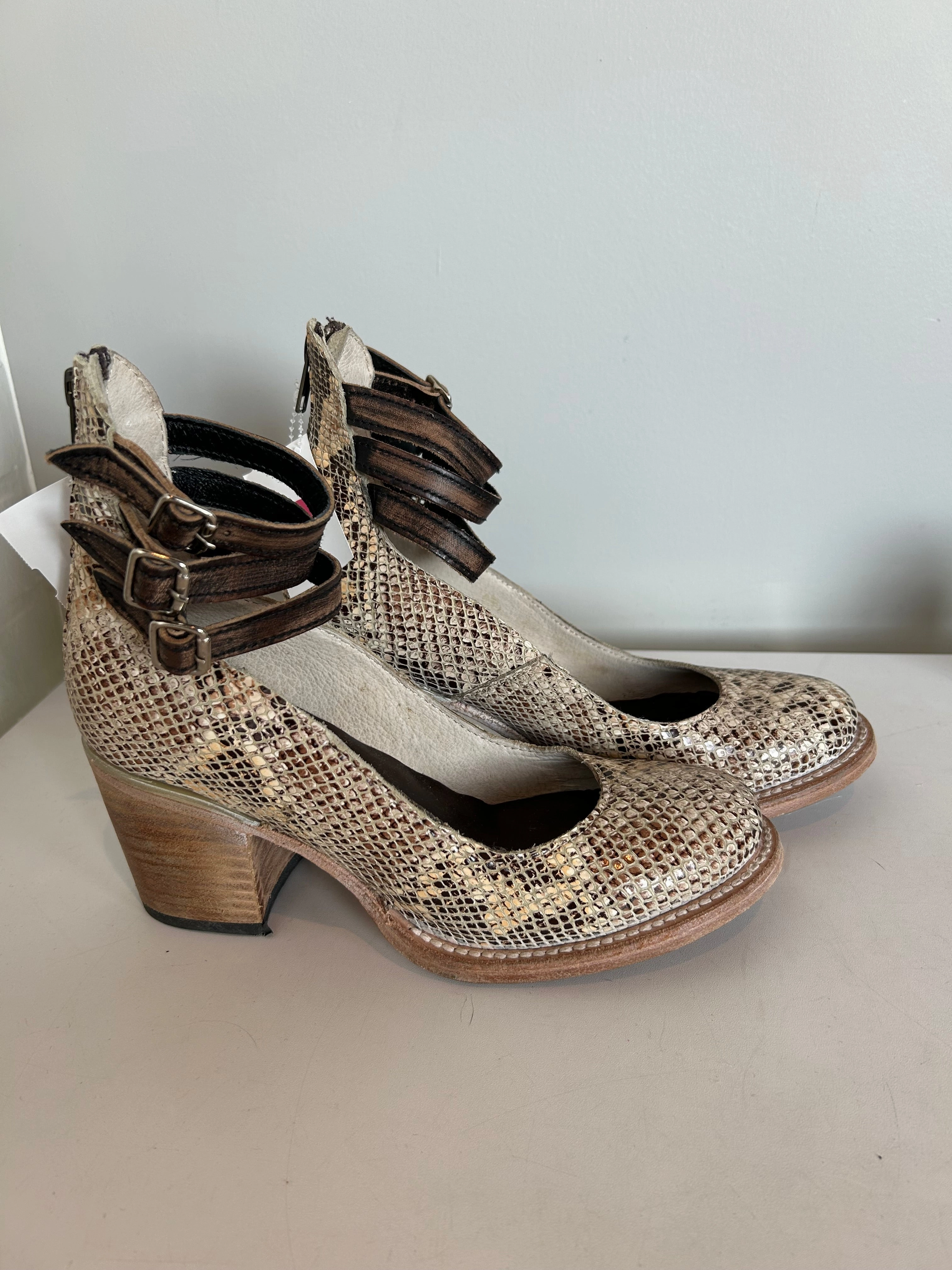 Shoes Heels Block By Freebird In Brown & Cream, Size: 7