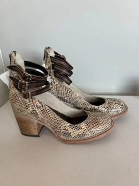 Shoes Heels Block By Freebird In Brown & Cream, Size: 7