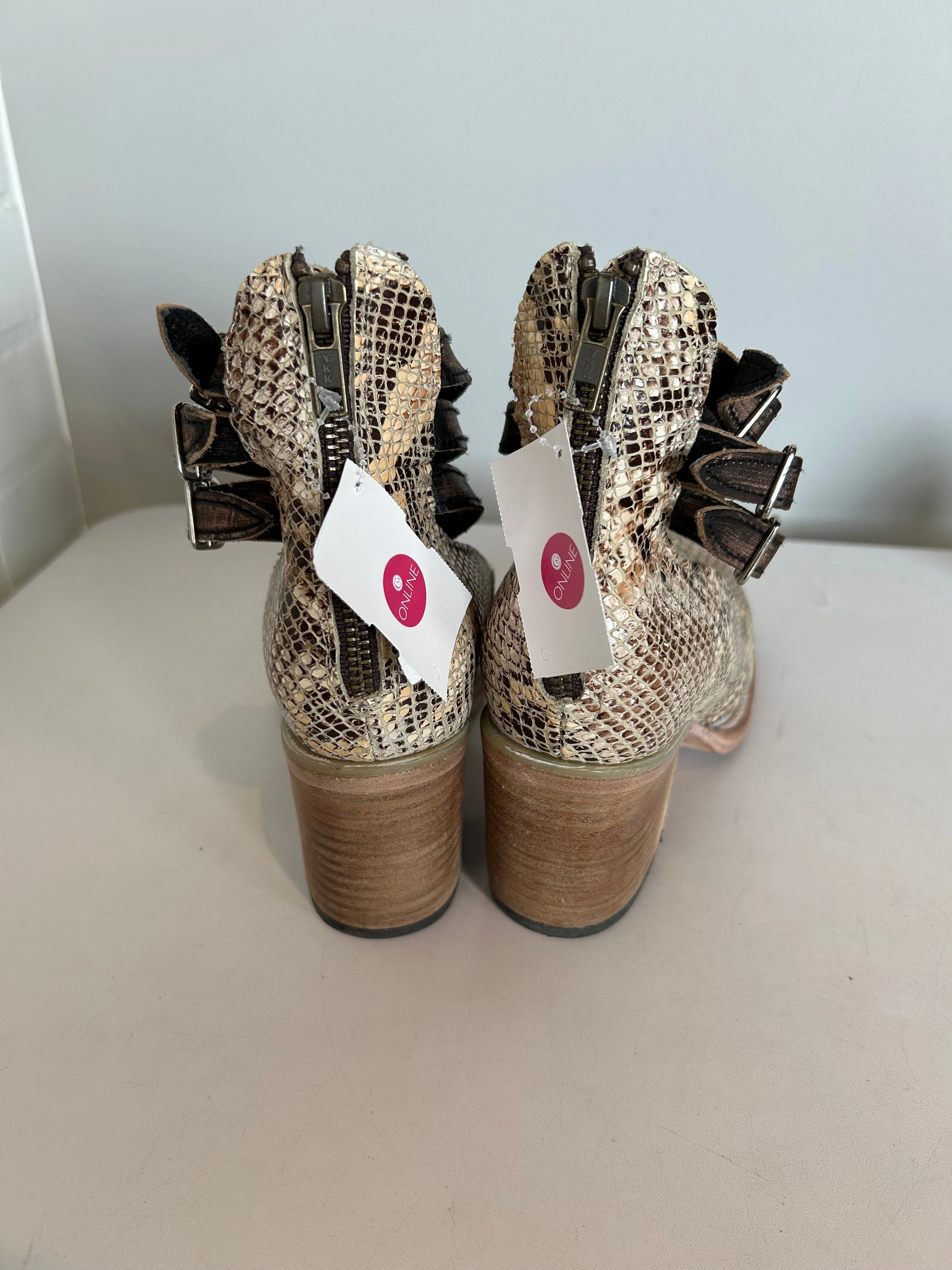 Shoes Heels Block By Freebird In Brown & Cream, Size: 7