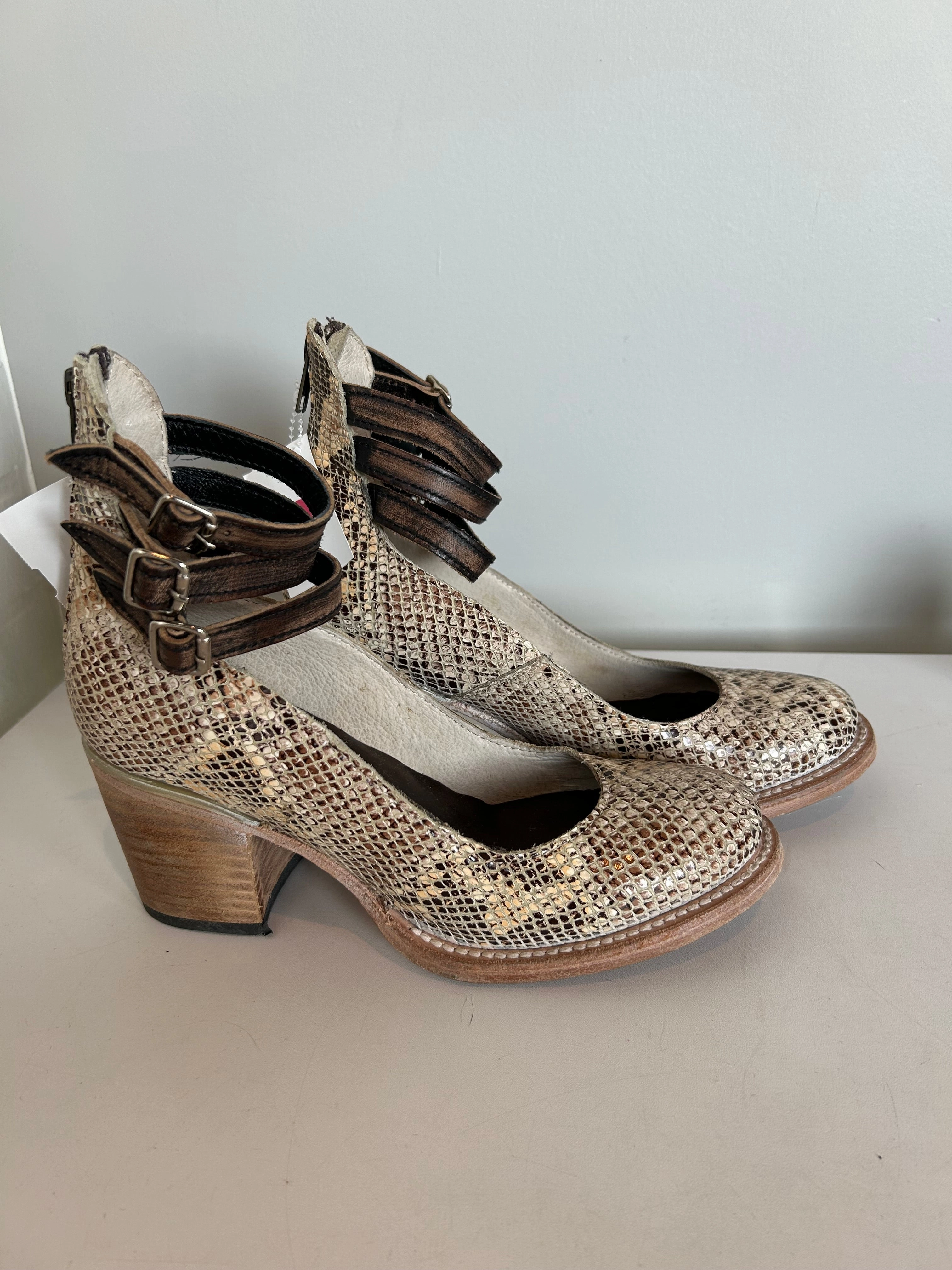 Shoes Heels Block By Freebird In Brown & Cream, Size: 7